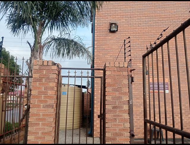 4 BEDROOM APARTMENT BLOCK FOR SALE IN KEMPTON PARK AH